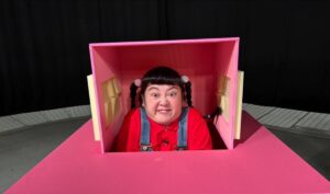 「イン！」でおなじみ！女芸人ぽんぽこ高木ひとみ〇の魅力！「まる」の由来や本名、昔の姿も