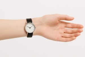 腕時計を内側につける女性の心理とは?【5つの理由とシーン別の印象】