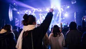 冬のライブハウス服装ガイド!失敗しないおすすめコーデと上着の扱い方
